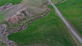 土耳其地震後，空拍畫面發現地板巨大裂縫（圖／美聯社／達志影像）