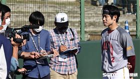 ▲樂天桃猿投手陳冠宇賽後接受日本媒體訪問。（圖／記者劉彥池攝影）