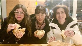 吳可熙招待兩位評審伊維特、法蕾莉吃台灣刈包，一口氣吃兩份。（圖／CAA提供）