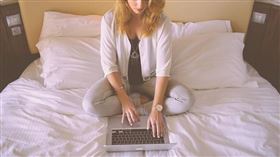 床，女人，工作，筆電，電腦（圖／翻攝自pixabay）