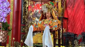 ▲白沙屯媽祖恭迎出神龕。（圖／寶島神很大）