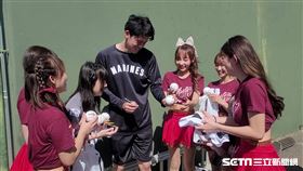 ▲「令和怪物」佐佐木朗希連2天幫樂天女孩簽名。（圖／記者劉彥池攝影）