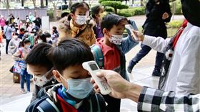 高雄市國小開學 校園防疫不鬆懈（3）高雄市國小及幼兒園因應COVID-19疫情，11日預防性停課一天，延到14日開學，教職人員在門口協助學童量體溫、噴酒精，落實防疫。中央社記者董俊志攝  111年2月14日