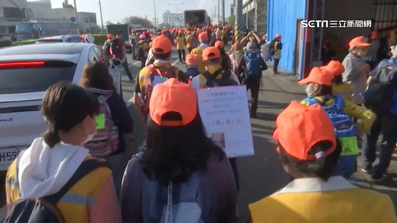 香燈腳揹牌加入白沙屯媽祖！祈求女兒平安