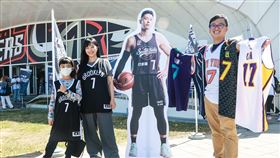 林書豪PLG首戰  球迷排隊進場觀賽（3）台裔球星林書豪加盟PLG高雄17直播鋼鐵人，12日在主場高雄市鳳山體育館首度亮相，有球迷特別帶著林書豪多件球衣與家人到場觀賽。中央社記者王騰毅攝  112年2月12日