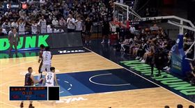 轉播畫面上的計分板是現場計分表。（圖／翻攝自《T1 LEAGUE》YouTube）