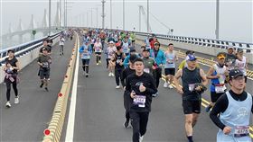 金門馬拉松競賽組開跑（1）2023金門馬拉松競賽組12日登場，10公里路跑組、半程馬拉松和全程馬拉松3組先後從金馬聯合服務中心前廣場開跑，穿越2022年10月底通車的金門大橋，共約有8000多名跑者上橋。中央社記者黃慧敏攝  112年2月12日