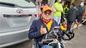身障者侯先生透露進香時的行動便利性。（圖／記者游定剛拍攝）