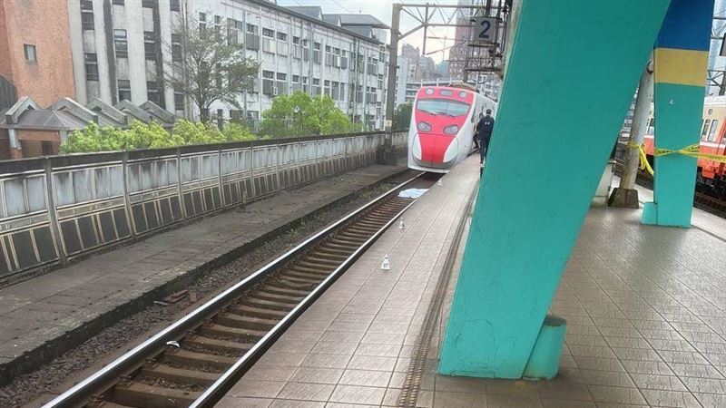 台鐵汐止站傳出落軌意外。(圖/翻攝畫面)
