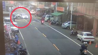 新北超狂轎車連撞14車　駕駛下車稱咖麻