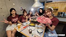 ▲樂天女孩品嚐石垣島必吃的美崎牛。（圖／記者劉彥池攝影）