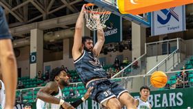 獵鷹布拉雙手灌籃。（圖／台鋼獵鷹提供）