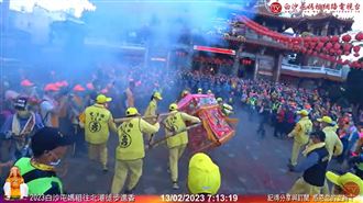 白沙屯媽一早衝進紫雲巖　信眾跪拜：慈悲