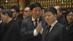 葉小文弔唁星雲法師  向出席人員致意前中國大陸宗教事務局長葉小文（中）12日出席弔唁星雲法師的活動，席間向與會人士合掌致意。中央社記者吳柏緯江蘇宜興攝 112年2月12日