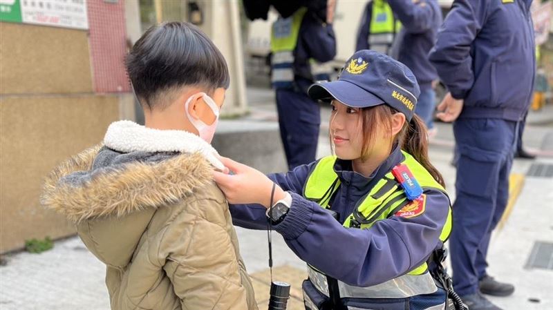 新北警總動員「護童」　美女警意外成焦點