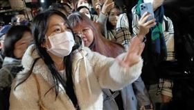 粉絲們爭相要與陳綺貞合影留念。（圖／本刊攝影組／CTWANT授權提供）