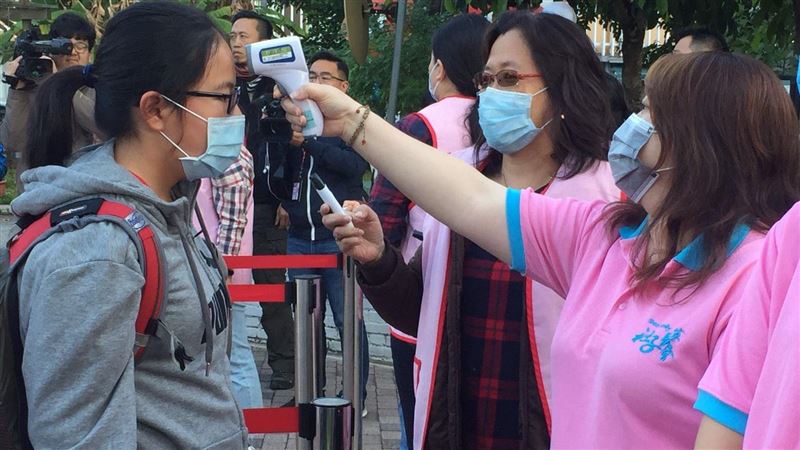 開學了！憂疫情再起　學生校門排隊量體溫