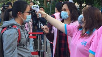 開學了！憂疫情再起　學生校門排隊量體溫