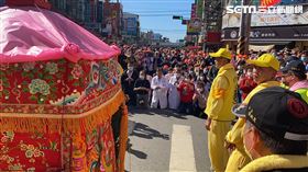 白沙屯媽祖，第4次停駕童綜合醫院，沙鹿院區，總院長、醫護人員跪地參拜(圖／童綜合醫院提供)