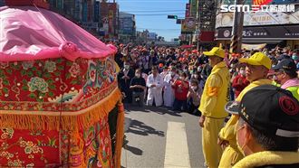 童綜合醫護焚香跪求　白沙屯媽祖4度停駕