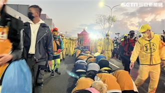 白沙屯媽進香！阿嬤想鑽轎腳　女警暖攙扶