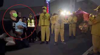 父抱幼兒跪地！感動白沙屯媽「停轎加持」