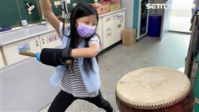 鼓隊的孩子說：雖然我的手和別人不一樣，我還是想學打鼓！（圖／國泰慈善基金會提供）
