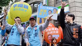 郭台銘站路口拜票  拉抬子弟兵與親民黨鴻海創辦人郭台銘（左2）31日在新北市土城站路口拜票助選，推薦無黨籍立委候選人李縉穎（左）及親民黨立委候選人李正皓（右）。中央社記者黃旭昇新北攝  108年12月31日