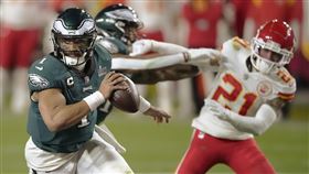 ▲老鷹四分衛赫特斯（Jalen Hurts）（左）兩度跑陣達陣，超級盃上半場以24：14領先酋長。（圖／美聯社／達志影像）