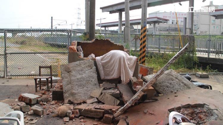 台南工人拆小廟竟遭壓死　網：沒請示？