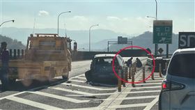 國道6號東向1.8公里，舊正交流道，車故障停交流道槽化線，女駕駛站路邊，遭貨車追撞亡，丈夫癱軟跪地，崩潰(圖／翻攝自記者爆料網)