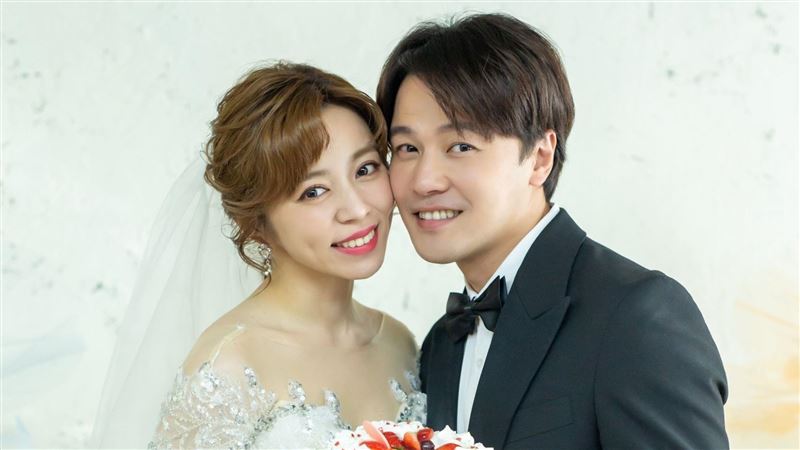 王瞳婚紗照曝光　披透視白紗激裸香肩辣爆