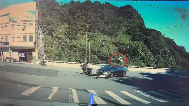 基隆市議員目睹驚悚車禍！騎士噴飛倒地