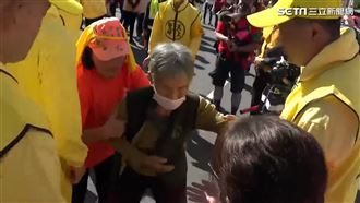 阿嬤行動不便盼鑽轎腳　媽祖婆暖心停轎等