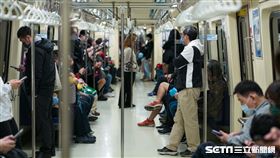 捷運/口罩/疫情(記者陳弋攝影)