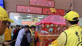 白沙屯媽祖，第4次停駕童綜合醫院，沙鹿院區，總院長、醫護人員跪地參拜(圖／童綜合醫院提供)