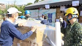 軍方人員與慈濟志工協力合作，每個動作嚴謹而秩序的進行。。（圖／慈濟基金會提供）