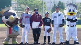 ▲結束石垣島行，台灣隊選手陳冠宇（左二）返回經典賽集訓。（圖／翻攝自Rakuten Monkeys推特）
