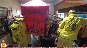 白沙屯媽祖，清水民宅，年邁屋主張先生，鑾轎急轉彎，穿越窄門進入民宅轉彎180度，賜福，探望老信徒(圖／翻攝自白沙屯媽祖網路電視台YT)