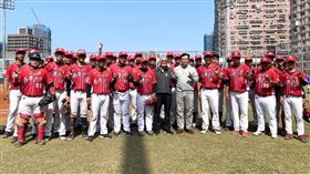 ▲南華大學13日全越盃賽前默哀，緬懷5日圓寂的創辦人星雲法師。（圖／中央社）