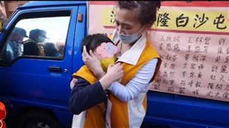 男童激動抗拒鑽轎腳！媽媽淚曝背後原因