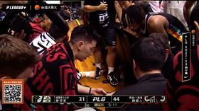 林書豪在暫停時間化身教練，和隊友們溝通戰術。（圖／擷取自PLG官方Youtube頻道）