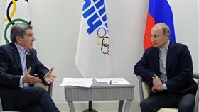 ▲國際奧會開放雙俄選手參加巴黎奧運，主席巴赫（Thomas Bach）（左）表示，此舉並未違逆歷史潮流。（圖／美聯社／達志影像）