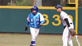 洪敏泰3安4打點  全越盃富邦公牛奪首勝全越盃成棒賽13日開打，富邦公牛（台灣體大）首戰與遠東科大交手，洪敏泰（左）單場3安貢獻4分打點，率隊以11比1、7局拿勝。中央社記者謝靜雯攝  112年2月13日