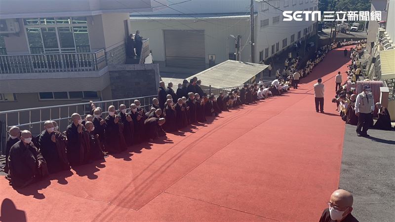 星雲大師今火化　萬人烈日跪拜緊跟涅槃塔