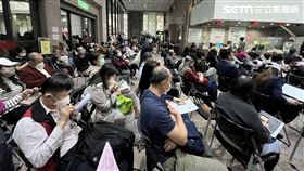 換護照人潮擠爆外交部。（圖／記者李依璇攝影）