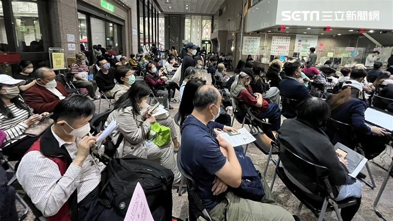 換護照人潮增等逾4小時　恐是連假急出國