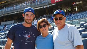 ▲Mitch White與父母合影。（資料照／取自多倫多藍鳥FB）