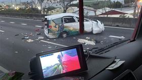 新／國1重大車禍！轎車撞扁2人噴飛躺車道(圖/翻攝畫面)