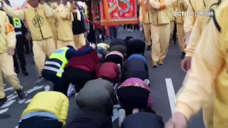 車禍命危奇蹟甦醒　她拄拐杖拜白沙屯媽